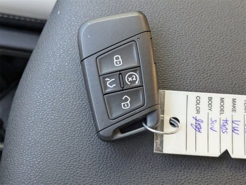 Certified 2025 Volkswagen Taos SE w/ Panoramic Sunroof Package image 32