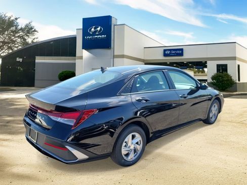New 2026 Hyundai Elantra SE image 4