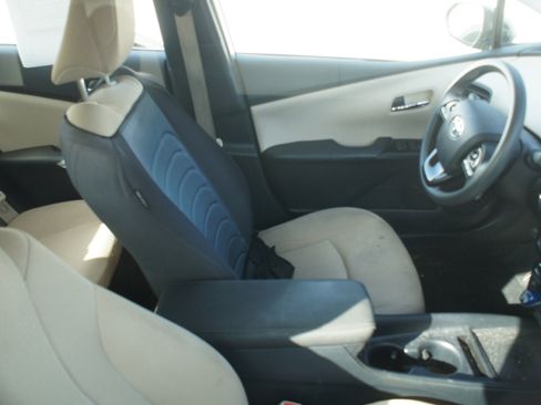 Used 2019 Toyota Prius LE image 4