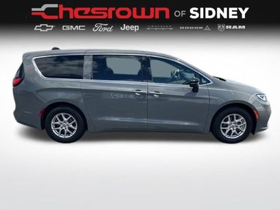 Used 2025 Chrysler Pacifica Select