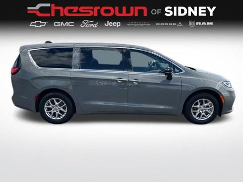 Used 2025 Chrysler Pacifica Select FWD image 4