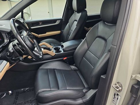 Certified 2024 Porsche Cayenne AWD/4WD image 19