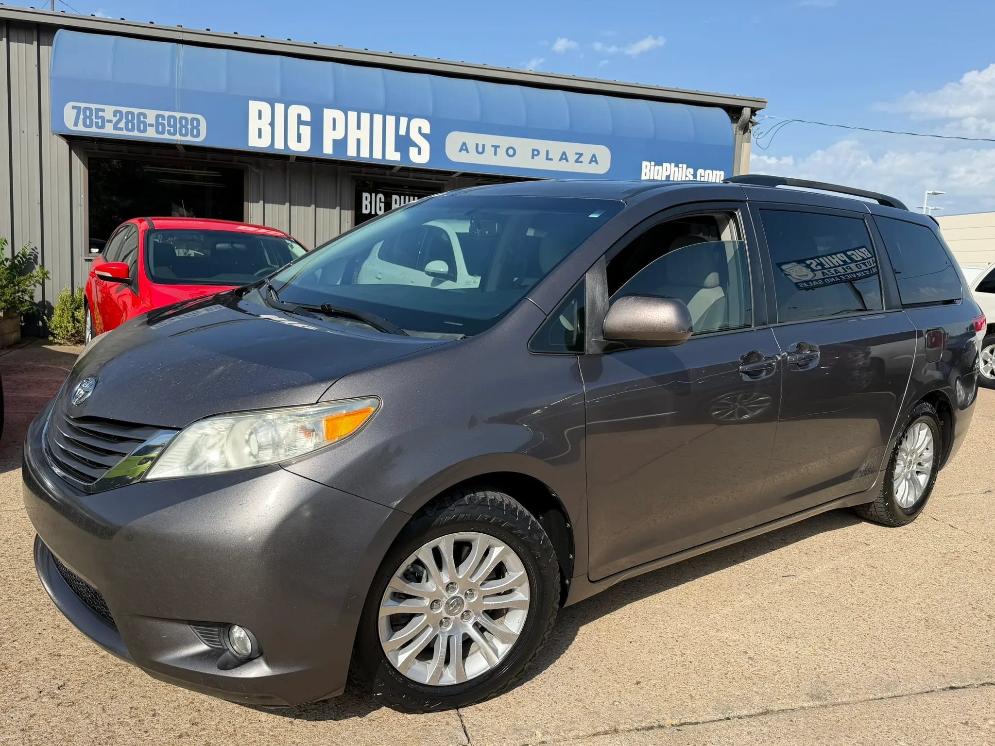 Used 2013 Toyota Sienna XLE FWD image 1