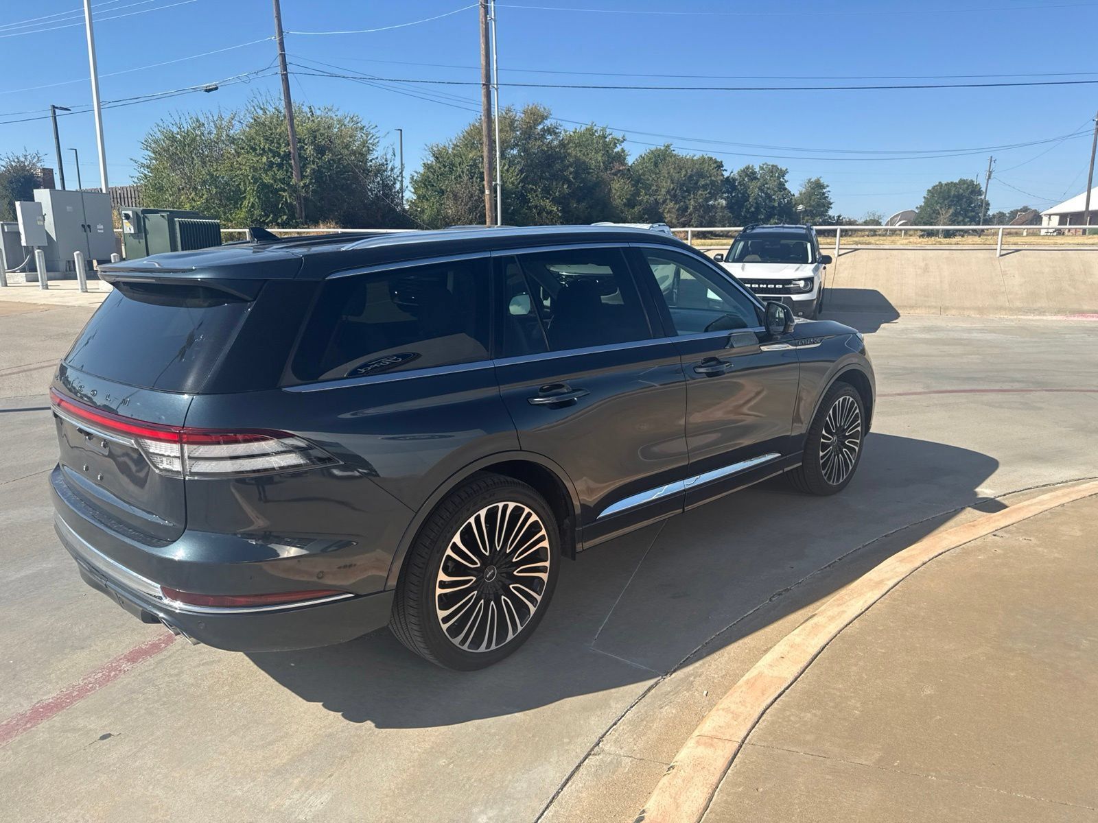 Used 2023 Lincoln Aviator Black Label w/ Class IV Trailer Tow Package AWD/4WD image 5