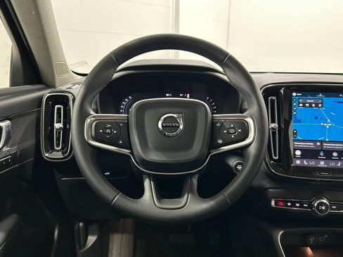 Used 2023 Volvo XC40 B5 Plus AWD/4WD image 13
