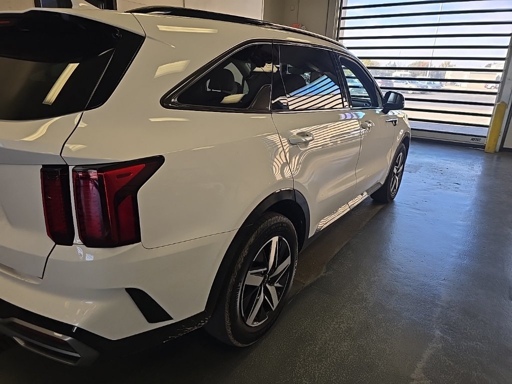 Used 2023 Kia Sorento S w/ Panoramic Sunroof Package FWD image 3