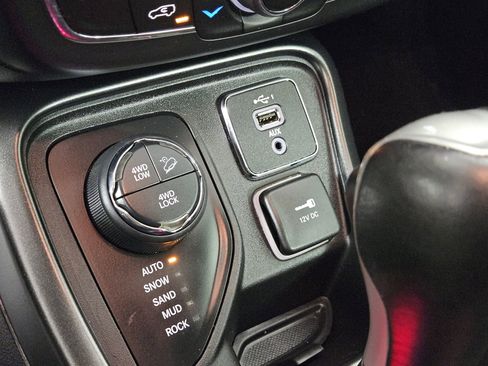 Used 2019 Jeep Compass Trailhawk w/ Cold Weather Group AWD/4WD image 29