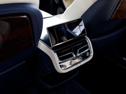 Used 2023 Bentley Bentayga Extended Wheelbase image 47