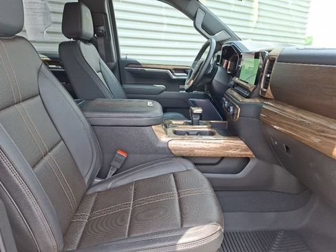 Used 2025 Chevrolet Silverado 1500 High Country w/ Technology Package AWD/4WD image 35