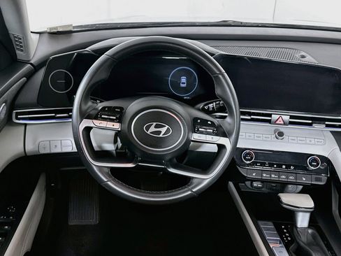 Used 2025 Hyundai Elantra Limited FWD image 18