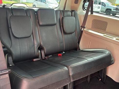 Used 2016 Chrysler Town & Country Touring w/ Driver Convenience Group FWD image 13