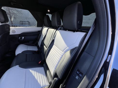 Certified 2024 Land Rover Discovery Metropolitan Edition image 34