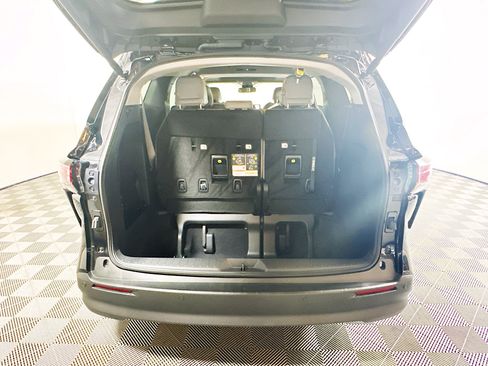 Used 2025 Toyota Sienna XLE FWD image 31