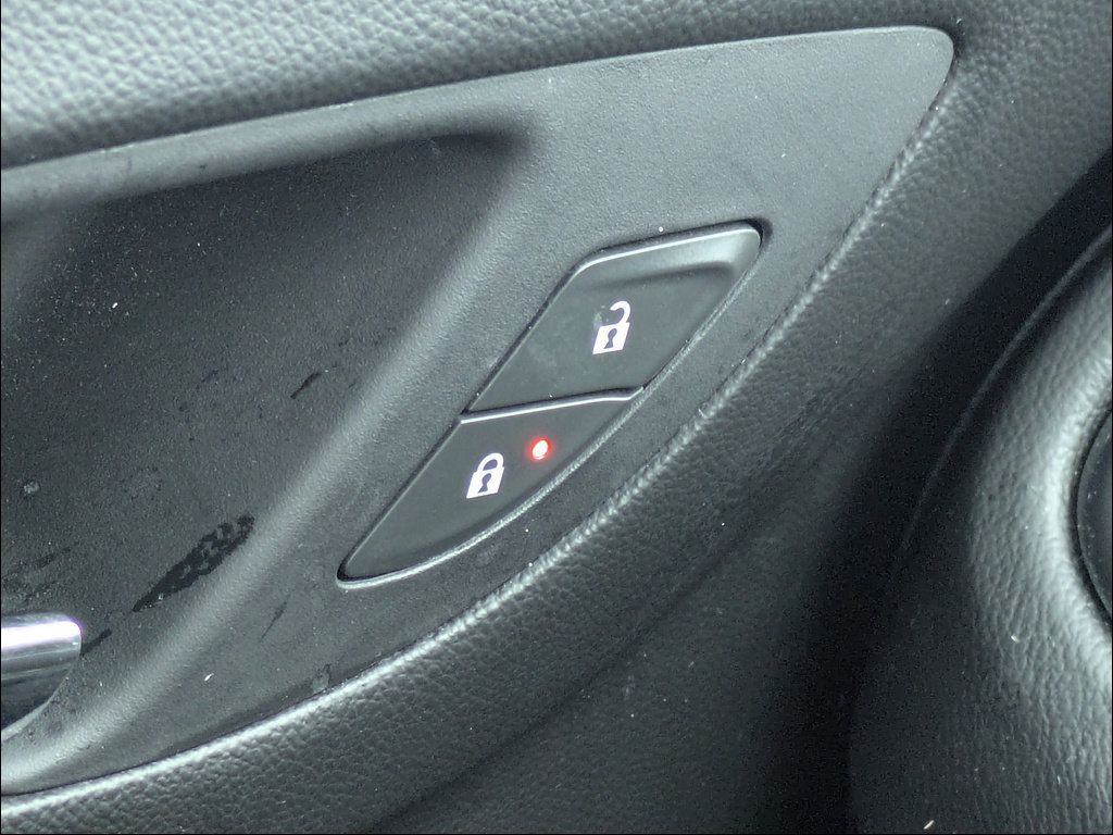 Used 2022 Chevrolet Equinox RS w/ Infotainment Package FWD image 26