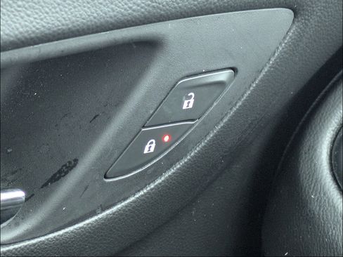 Used 2022 Chevrolet Equinox RS w/ Infotainment Package FWD image 26