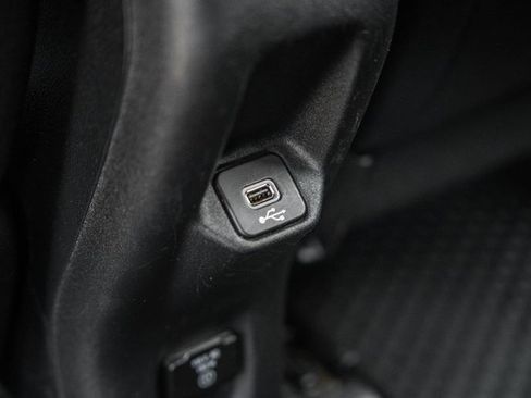 Used 2019 Jeep Renegade Latitude w/ Cold Weather Group image 34