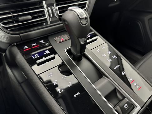 Certified 2025 Porsche Macan image 18