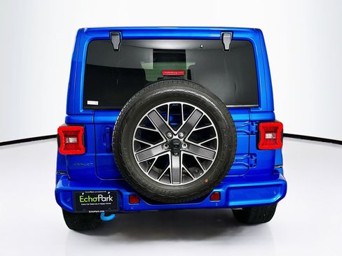Used 2023 Jeep Wrangler Unlimited Sahara AWD/4WD image 7