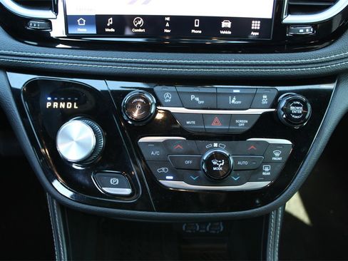 Used 2025 Chrysler Pacifica Limited image 15