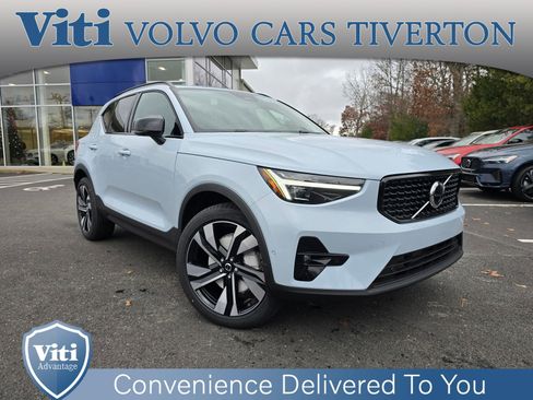 Used 2025 Volvo XC40 B5 Plus w/ Protection Package Premier image 1
