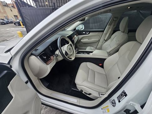 Used 2021 Volvo XC60 T5 Momentum image 17