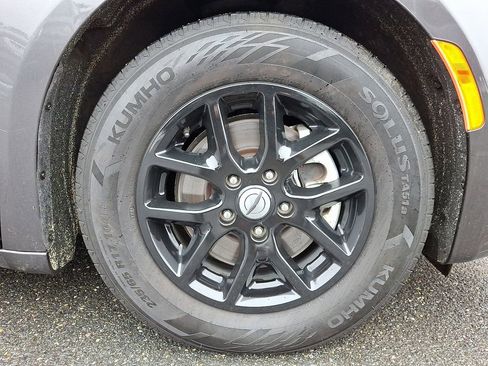 Used 2023 Chrysler Voyager LX image 8