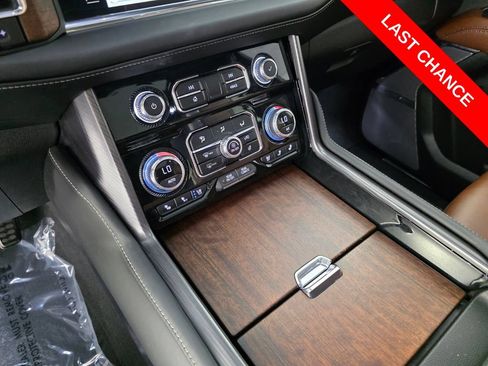 Used 2024 GMC Yukon Denali Ultimate AWD/4WD image 25