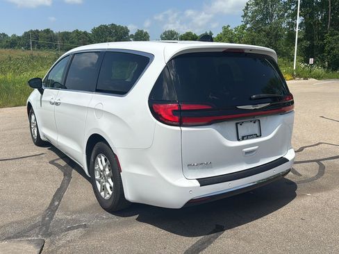 Used 2024 Chrysler Pacifica Touring-L FWD image 3