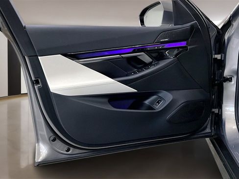 Used 2025 BMW i5 xDrive40 w/ Premium Package image 18