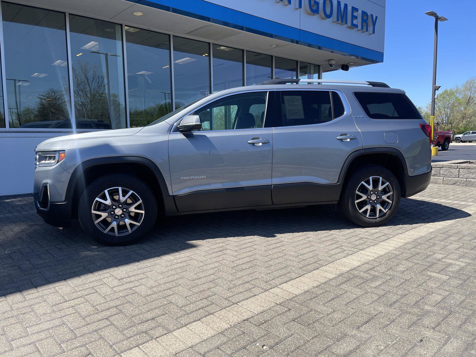 Used 2023 GMC Acadia SLE w/ Driver Convenience Package FWD image 2