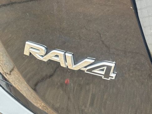 Used 2018 Toyota RAV4 LE image 29