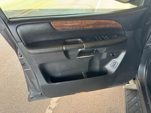 Used 2011 Nissan Armada Platinum w/ 2nd Row Captain Seat Pkg RWD image 9