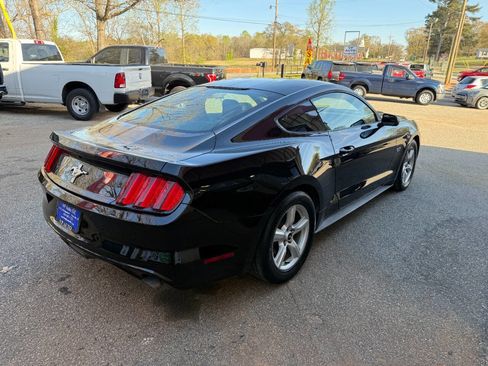 Used 2017 Ford Mustang Coupe image 4