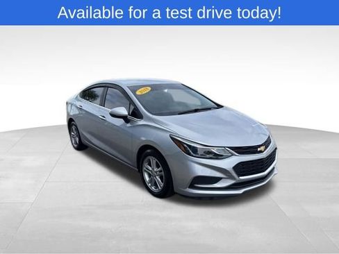 Used 2018 Chevrolet Cruze LT w/ Convenience Package image 3