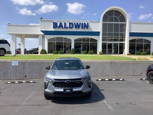 Used 2024 Chevrolet Trax RS w/ Sunroof Package image 2