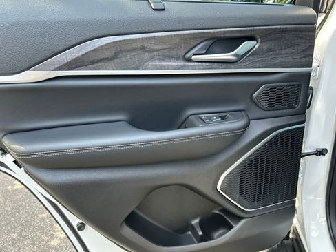 New 2025 Jeep Grand Cherokee Limited w/ Luxury Tech Group II image 23