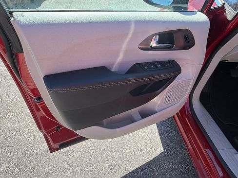 Certified 2024 Chrysler Pacifica Touring-L FWD image 14