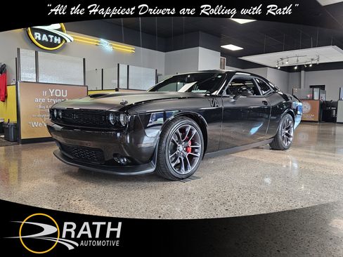 Used 2023 Dodge Challenger R/T w/ T/A Package image 4
