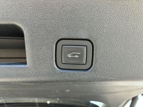 Used 2025 GMC Acadia Elevation w/ Elevation Premium Package AWD/4WD image 16