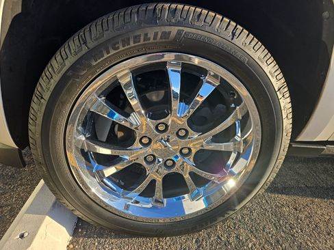 Used 2012 Chevrolet Avalanche LTZ RWD image 4