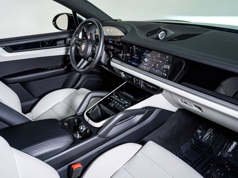 Certified 2025 Porsche Cayenne Coupe image 14