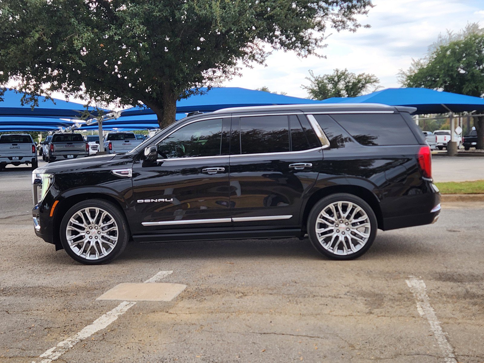 Used 2026 GMC Yukon Denali w/ Denali Reserve Package AWD/4WD image 3