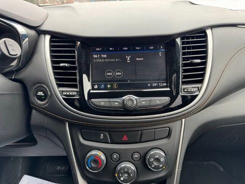 Used 2018 Chevrolet Trax LT w/ LT Convenience Package FWD image 19