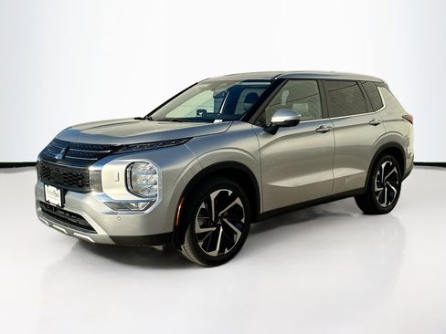 Used 2024 Mitsubishi Outlander SE Black Edition image 3