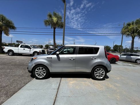 Used 2019 Kia Soul + FWD image 6