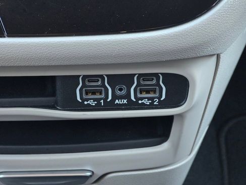 Used 2024 Chrysler Pacifica Touring-L image 15