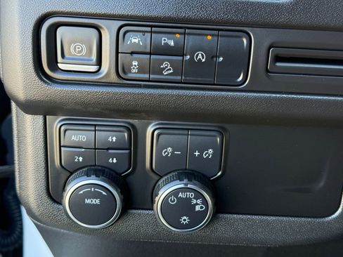 Used 2023 Chevrolet Suburban Premier image 18