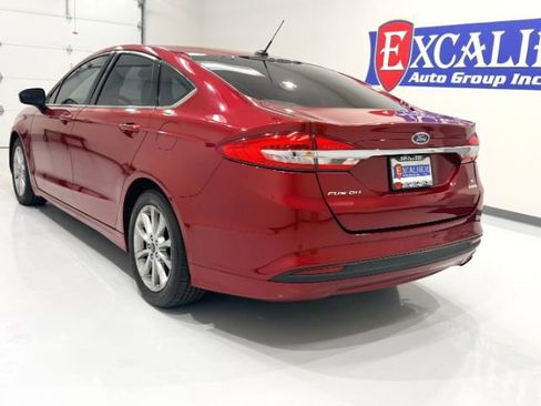 Used 2017 Ford Fusion SE w/ Fusion SE Technology Package FWD image 4