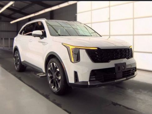Certified 2025 Kia Sorento SX FWD image 3