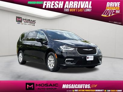 Used 2025 Chrysler Pacifica Select
